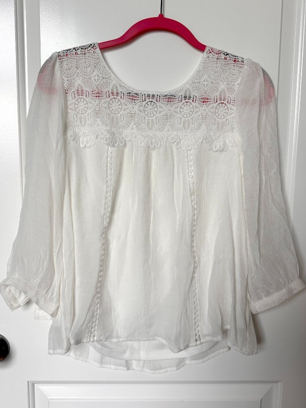 🌻 🌻Figueroa and Flower White Lined Petite Large Women’s Top with 3/4 Sleeve